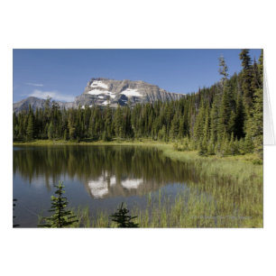 Pic Montagneux Reflété Dans Un Lac