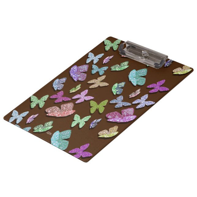 Pick Color Butterflies Surreal & Fluttering Klemmbrett (Schrägansicht)