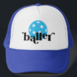 Pickle Baller Funny Blue Truckerkappe<br><div class="desc">Der helle,  hellgelb bearbeitbare Pflückenmütze mit blauen und zyanenblauen LKW-LKW-Hut mit Pick-leball-Ikone und "Baller" in einem trendigen Serifenblock-Schriftart,  perfekt für den Pickleball-Spieler.</div>
