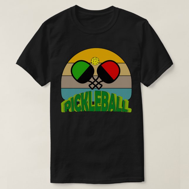 Pickle Playing Pickleball Sportlustig T-Shirt (Design vorne)