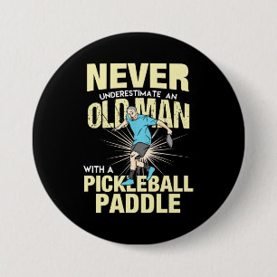 Pickleball - Alter Mann mit einem Pickleball-Schlä Button