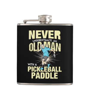 Pickleball - Alter Mann mit einem Pickleball-Schlä Flachmann