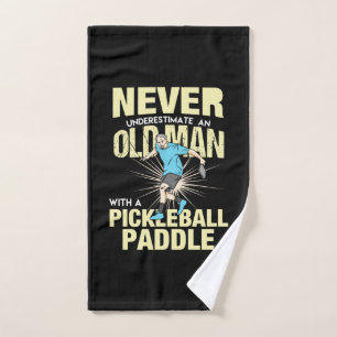 Pickleball - Alter Mann mit einem Pickleball-Schlä Handtuch