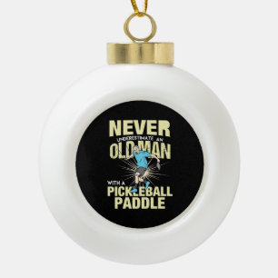 Pickleball - Alter Mann mit einem Pickleball-Schlä Keramik Kugel-Ornament