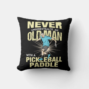 Pickleball - Alter Mann mit einem Pickleball-Schlä Kissen