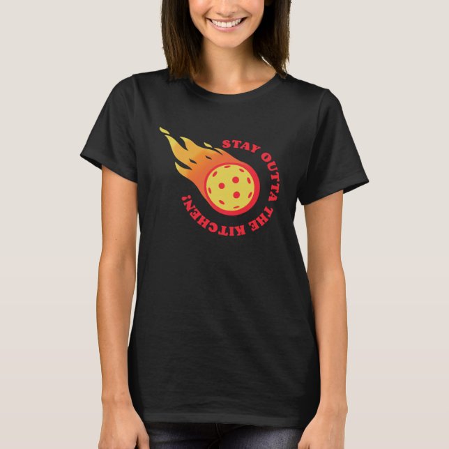 Pickleball Bleibe außerhalb des Küchenteams Pickle T-Shirt (Vorderseite)