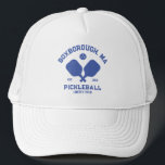 Pickleball Club Pickleball Paddle & Ball Custom Truckerkappe<br><div class="desc">Zeigen Sie Ihre Liebe des Spiels mit diesem phantastischen Pickleball-Hut. Fügen Sie einfach Ihren eigenen Text hinzu,  indem Sie auf Personalisieren klicken. Ideal für Stadtplätze,  Pickleball Clubs,  private Hinterhofplätze und Pickleball Freunde und Ausflüge.</div>
