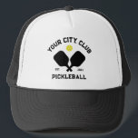 Pickleball Club Team Spieler Custom Pickle Geschen Truckerkappe<br><div class="desc">Steht auf dem Pickleball-Platz in diesem super coolen Hut mit gekreuzten Paddeln, einer Kugel und dem eigenen Text. Ändern Sie einfach die Formulierung, um Ihren Pickleball-Clubnamen, Teamnamen, Stadt/Ort oder eine beliebige Formulierung Ihrer Wahl einzufügen. Ändern Sie auch die Schriftart- und Grafikfarben - klicken Sie einfach auf Bearbeiten/Personalisieren. Ein phantastisches Geschenk...</div>