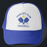 Pickleball Club Team Spieler Custom Pickle Geschen Truckerkappe<br><div class="desc">Steht auf dem Pickleball-Platz in diesem super coolen Hut mit gekreuzten Paddeln, einer Kugel und dem eigenen Text. Ändern Sie einfach die Formulierung, um Ihren Pickleball-Clubnamen, Teamnamen, Stadt/Ort oder eine beliebige Formulierung Ihrer Wahl einzufügen. Ändern Sie auch die Schriftart- und Grafikfarben - klicken Sie einfach auf Bearbeiten/Personalisieren. Ein phantastisches Geschenk...</div>