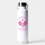 Pickleball Club Team Spieler Custom Pickler Gesche Trinkflasche<br><div class="desc">Mit dieser phantastischen Wasserflasche kann man sich auf dem Pickleball-Platz stilvoll entspannen. Das doppelseitige Design hat Pickleball-Paddeln, eine Kugel und Ihren eigenen Text überquert. Ändern Sie den Wortlaut einfach um Ihren Pickleball Clubnamen, Teamnamen, Stadt/Ort oder eine beliebige Formulierung Ihrer Wahl einzufügen. Ändern Sie auch die Schriftart- und Grafikfarben - klicken...</div>