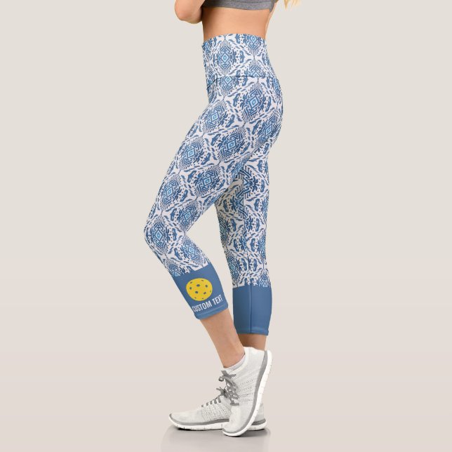 Pickleball-Design mit Blue Boho Chic Ikat-Muster Capri Leggings (Links)