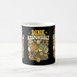 Pickleball Dink Responsibly Paddle Player Kaffeetasse<br><div class="desc">This funny retro pickleball design features a bootleg 70s vintage design with pickleball paddles,  balls,  and the hilarious phrase “Dink Responsibly.” Perfect for pickleball players who love classic retro style,  this groovy coffee mug or tea cup makes a great gift for pickleball fans,  league players,  and weekend court warriors.</div>