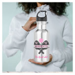 Pickleball Gal Paddles Monogramm Vorname Edelstahlflasche<br><div class="desc">Pickleball Gal verdient sicherlich eine Wasserflasche, die die Geschichte erzählt - sie spielt Lieben und "das gute Leben" macht diese Aussage für sie. Ihre Initialen / Monogramm auf den Paddeln und ihr Name auf der Unterseite. Spaß und einzigartig. Für sich selbst oder macht ein wunderbares Geschenk. Alle Design-Fragen, senden Sie...</div>