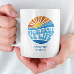 Pickleball ist Leben, lustiges Geschenk von Gefall Kaffeetasse<br><div class="desc">Eine super lustige Pickleball-Tasse mit einem pickleball "Sonne" und Retro-Text,  der Pickleball liest,  ist das Leben. Fügen Sie Ihren eigenen Text hinzu - Name,  Clubname,  lustiges Pickleball Sprichwort,  etc. Ein tolles Geschenk für Ihre Pickleball-Bestie,  Teamkollege,  Coach oder alle,  die diese phantastische Sportart Lieben.</div>