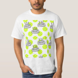 Pickleball mit Birthday Cake auf gelbem Hintergrun T-Shirt