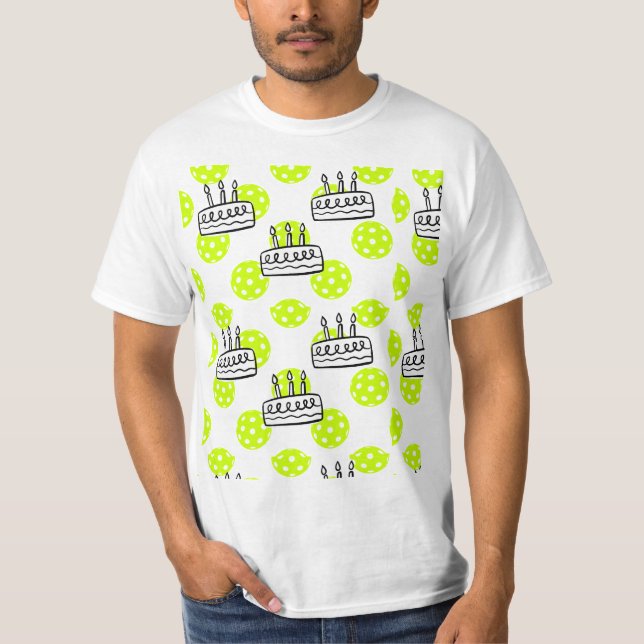 Pickleball mit Birthday Cake auf gelbem Hintergrun T-Shirt (Vorderseite)