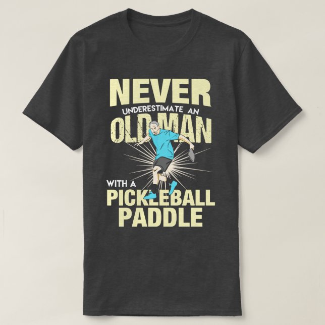 Pickleball Old Man mit Pickleball Paddel T-Shirt (Design vorne)