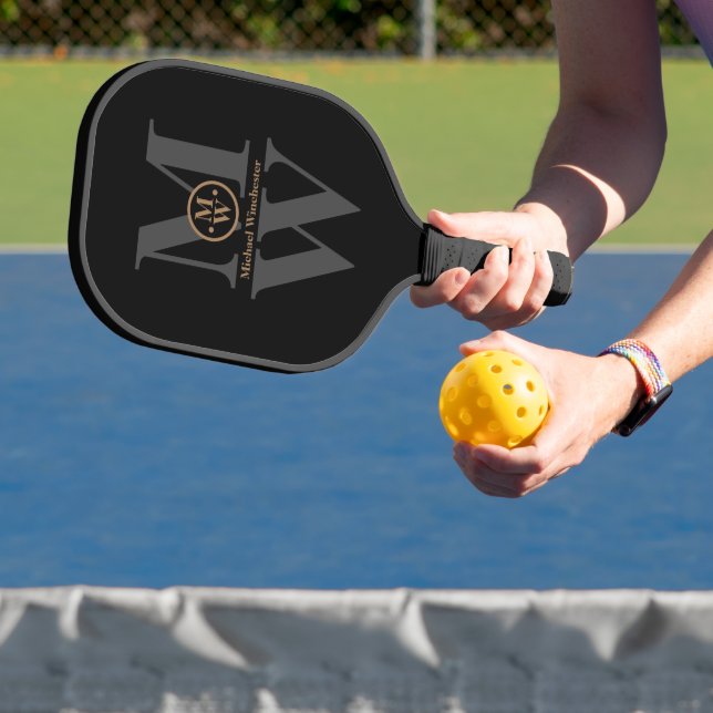 Pickleball Paddle mit modernem Monogramm (InSitu)