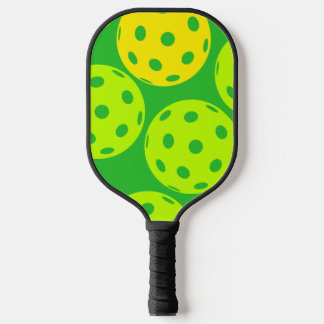 Pickleball Paddle mit Pickleballs darauf!