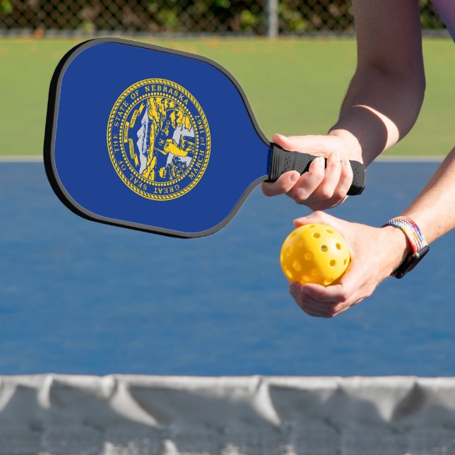 Pickleball Paddle unter der Flagge Nebraskas, USA (InSitu)