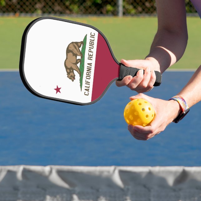 Pickleball Paddle unter der Flagge von Kalifornien (InSitu)