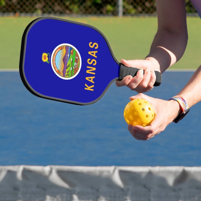 Pickleball Paddle unter der Flagge von Kansas, USA (InSitu)