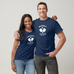 Pickleball Paddles Personalisiert Zuhause Court Cl T-Shirt<br><div class="desc">Spielen Sie stilvoll mit diesem vollkommen anpassbaren Pickleball-T - Shirt. Die Entwurfsfeatures überquerten Pickleball Paddles und Ihren benutzerdefinierten Text. Geben Sie Ihren Namen, Clubnamen, Teamname, Familiennamen, Stadt, Staat oder jeden Text, den Sie möchten, ein. Ändern Sie einfach die Farbe des T - Shirt. Ideal für private Zuhause-Plätze im Hinterhof, Turnierteams,...</div>