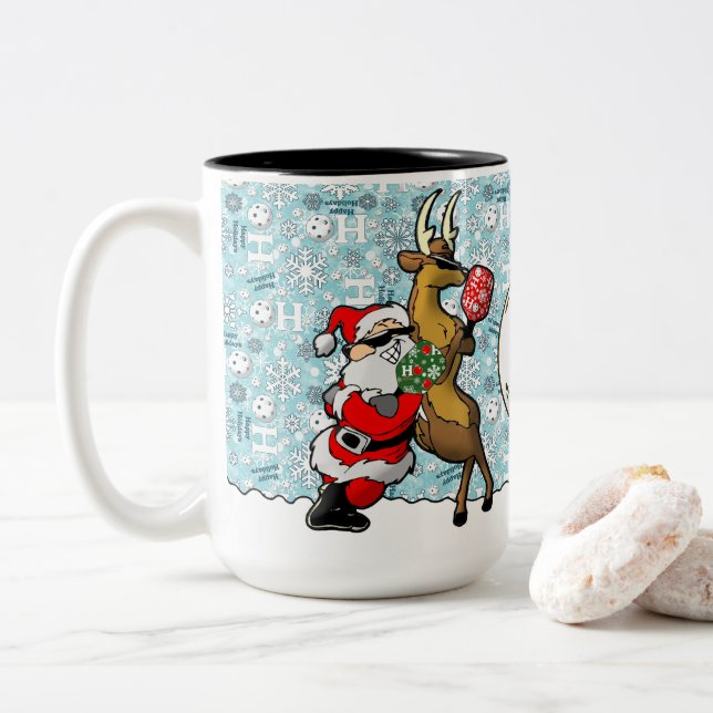 Pickleball Partners Santa & Reindeer Sleighing It Zweifarbige Tasse (Mit Donut)