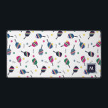 Pickleball Personalisiert Monogram Blue Green Pink Schreibtischunterlage<br><div class="desc">Diese personalisierte,  mit Monogramm Schreibtischmatte zeichnet sich durch ein lebendiges,  lustiges Muster aus,  mit gestreiften Pickleball-Paddeln,  Kugeln und dem Wort "dink!". In Blau-,  Grün-,  Rosa- und Gelbtönen. Macht ein wunderbares Geschenk! Teil einer Sammlung von Parcel Studios.</div>