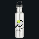 Pickleball Personalisierter Skriptname auf Edelstahlflasche<br><div class="desc">Personalisierte Wasserflasche mit Paddel und Ballmonogramm und individuelle Name oder Text in einem eleganten,  modernen Kalligraphiesignatur-Monogramm-Schriftart. Ein Geschenk für Frauen und Mädchen Jugendliche oder Teenager Pickleball Spieler mit einem schlanken und subtilen mädchenhaften Look und modernem und minimalem Design auf einem nützlichen pickleball Thema Geschenk.</div>