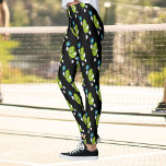 Pickleball Pickle Holding Paddle and Ball Leggings<br><div class="desc">Alle ihre Pickleball-Freunde werden aus diesen Leggings des Funny Pickleball mit einem überwältigenden Muster von Cartoon-Paddeln "People" mit Paddeln und Kugeln zum Lachen kommen. Ideal für Rec-Spiel oder Turnier/Spiel Club-Spiel - oder perfekt für das Tragen in der Stadt. Ändern Sie die Hintergrundfarbe ganz einfach nach Ihren Vorlieben.</div>