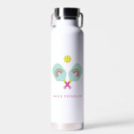 Pickleball Player Geschenkpaddel Rainbow Paddle Cu Trinkflasche<br><div class="desc">Diese lebendige und strahlend helle, pastellfarbene personalisierte Pickleball-Wasserflasche ist das perfekte Zubehör für alle Pickleball-Liebhaber, die wollte, ihren Tag mit einer Touch von Farbe und Spaß zu bereichern. Freuen Sie sich auf ein unterhaltsames Design mit Pickelballpaddeln mit Regenbögen und dem individuelle Name Ihrer Wahl. Rosa, grün, blau, gelb und lila....</div>
