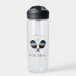 Pickleball Player Gift Peace Liebe und Pickleball Trinkflasche<br><div class="desc">Das perfekte pickleball Player Geschenk! Diese hochwertige Wasserflasche mit gestreiften Pickleball-Paddeln und der Phrase "Peace,  Liebe & Pickleball" wird vor Gericht eine Erklärung abgeben. In Blues,  Grüntöne und gelb. Teil einer Sammlung von Parcel Studios.</div>