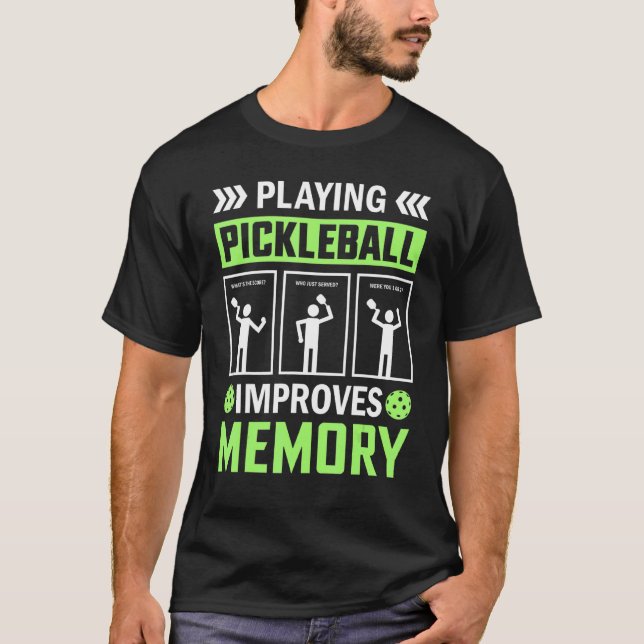 Pickleball spielen verbessert das Memory-Picklebal T-Shirt (Vorderseite)
