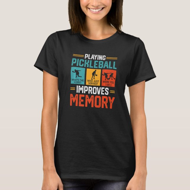 Pickleball spielen verbessert das Pickleball-Spiel T-Shirt (Vorderseite)