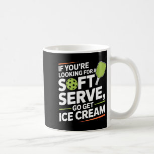 Pickleball-Spieler sucht einen Soft-Serve, geh hol Kaffeetasse