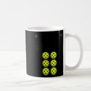 Pickleball-Spielerin schaut sich Sixpack-Pickle an Kaffeetasse