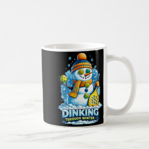 Pickleball-Winterschneemann dinkt durch den Winter Kaffeetasse