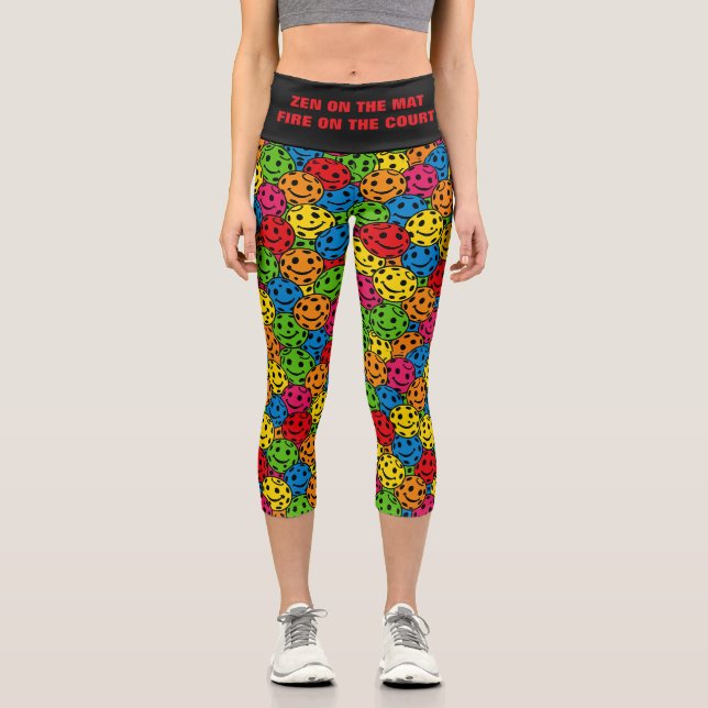Pickleball Yoga Zen auf der Matte Capri Leggings (Vorderseite)