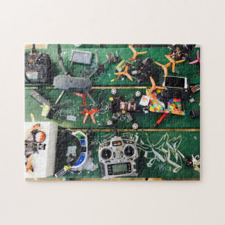 Picknicktisch mit Drohnen und Graffiti