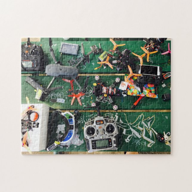 Picknicktisch mit Drohnen und Graffiti (Horizontal)