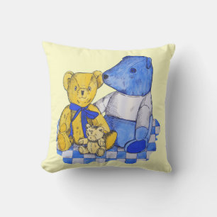 Picknicktuch aus blauem Karo mit drei alten Teedys Kissen
