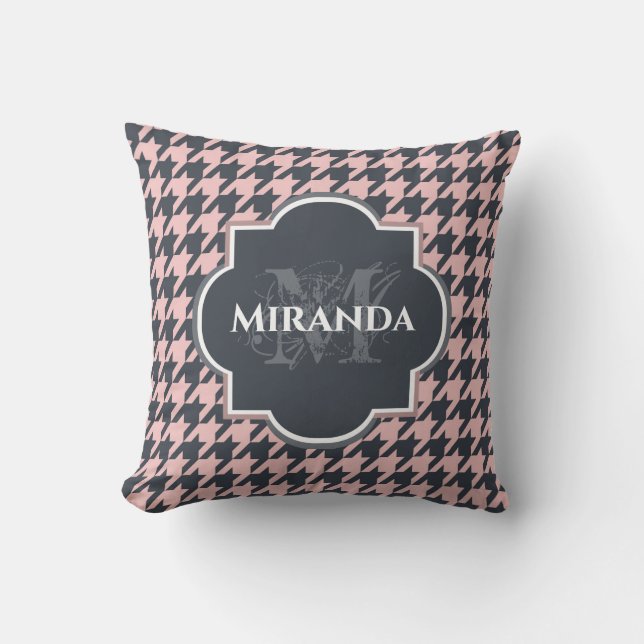 Pied Coq Monogram Strawberry Cream und Blueberry Kissen (Vorderseite)