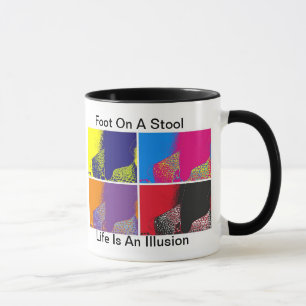 Pied sur une petite tasse de selles
