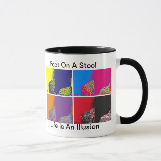 Pied sur une petite tasse de selles