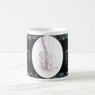 Pieds de ballerine dans la cinquième tasse de
