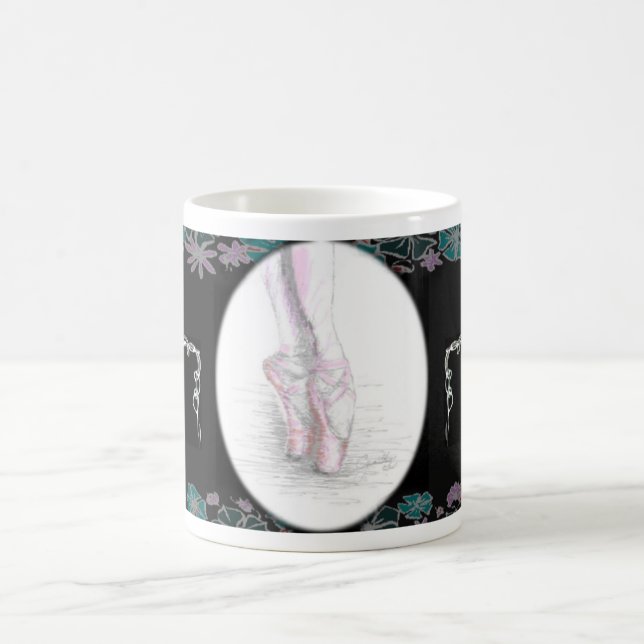 Pieds de ballerine dans la cinquième tasse de (Centre)