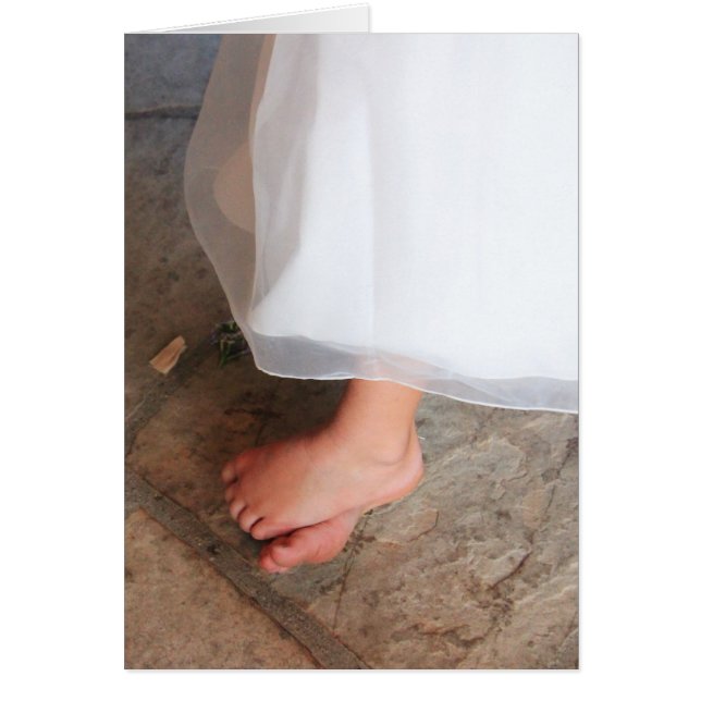 pieds nus de petite fille, robe de princesse (Devant)