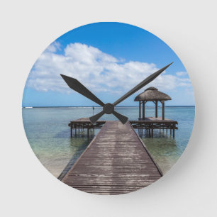 Pier in den Ozean flic en flac mauritius Runde Wanduhr