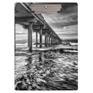Pier in Schwarzweiß bei Morgendämmerung, Kaliforni Klemmbrett